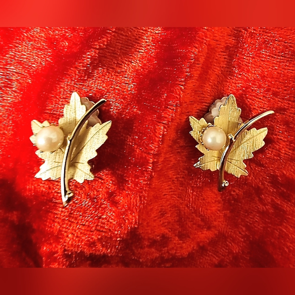 Vintage Maple Leaf Gold Tone Clip Earrings With Single Faux Pearl